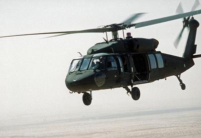 Helicópteros militares colidem durante treinamento nos EUA
