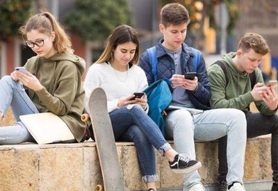 Jovens: telas digitais podem gerar ansiedade e inquietação