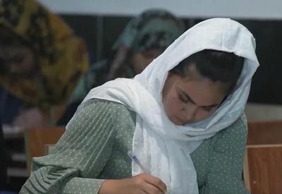 Talibã proíbe mulheres de prestarem vestibulares no Afeganistão