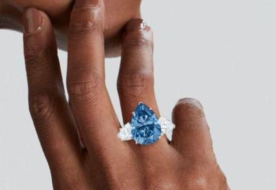Anel de diamante azul é vendido por US$ 44 milhões em leilão na Suíça