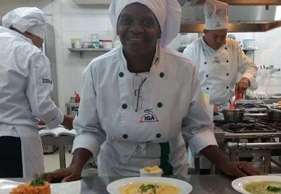 Diarista de 63 anos viraliza após se formar em culinária francesa