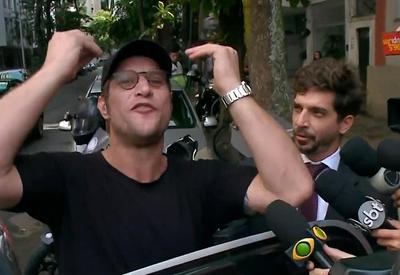 Diego Alemão é solto no Rio e xinga jornalistas: "Bando de urubus"