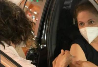 Dilma Rousseff é vacinada contra covid-19 em Porto Alegre