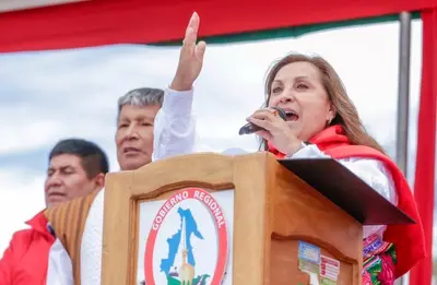 Presidente do Peru é agredida por manifestante durante evento