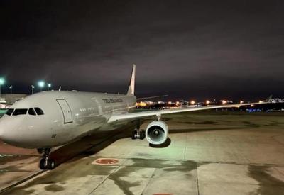 Quinto avião da FAB com repatriados de Israel chega ao Brasil