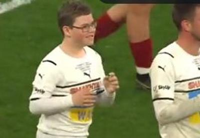 Ucraniano refugiado de 12 anos faz gol da vitória em jogo de caridade e emociona