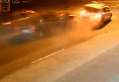 Flagra: dois motoristas em suposto "racha" batem em viatura da PM