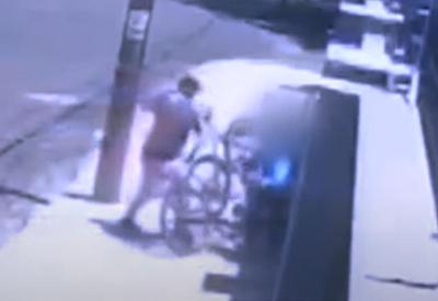 Dupla rende mulher em assalto e leva bicicleta