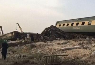 Descarrilamento de trem provoca 30 mortes no Paquistão