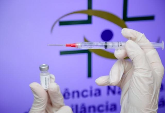 Anvisa afrouxa regras para permitir uso emergencial de vacinas