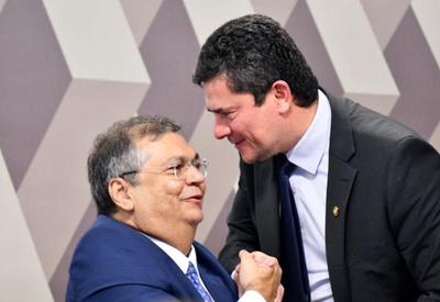 Sem declarar voto, Moro recebe Flávio Dino com abraço em sabatina na CCJ