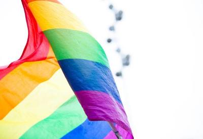 Parlamento da Uganda aprova lei que proíbe identificação como LGBTQIA+
