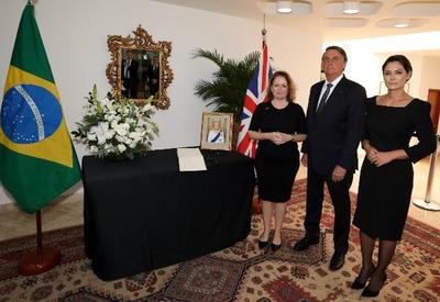 Bolsonaro e Michelle assinam livro de condolências pela morte de Elizabeth II