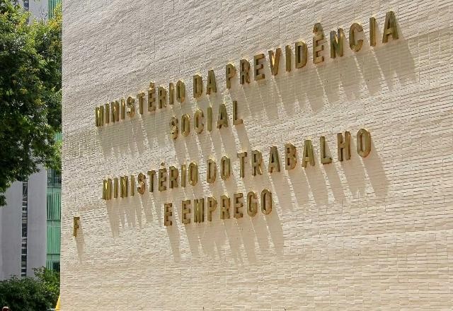 Brasil cria, em julho, 218 mil vagas com carteira assinada