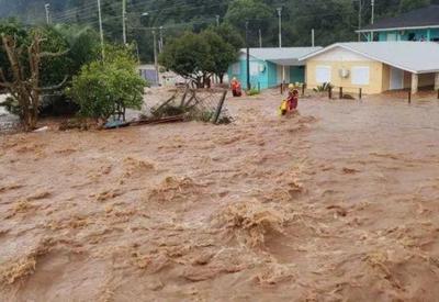 Cidades gaúchas começam a recolher entulho deixado pelas enchentes