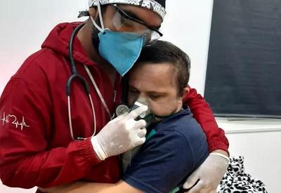 AM: paciente com Down fotografado recebendo oxigênio morre