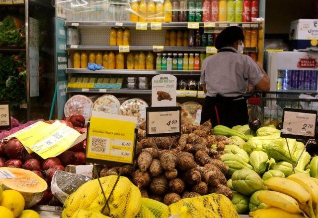 Aumento da inflação força brasileiros a mudarem hábitos alimentares