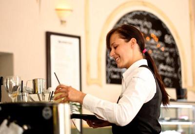 Mais de 45% dos bares e restaurantes planejam ampliar contratações em 2022