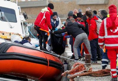Subiu para 62 o número de mortos em naufrágio com imigrantes no sul da Itália