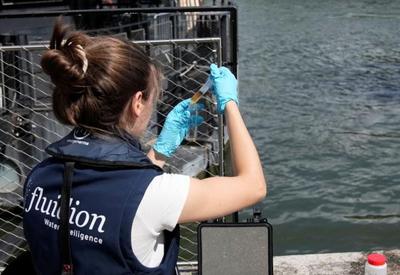 Técnicos fazem testes para avaliar qualidade da água do rio Sena