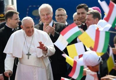 Papa Francisco desembarca na Hungria e é recebido por primeiro-ministro
