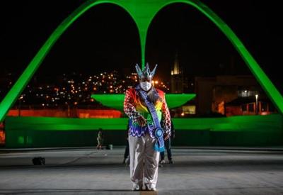Rei momo inaugura iluminação especial no sambódromo do Rio