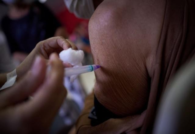 Brasil é o 49º país mais vacinado - e, no ritmo atual, levaria mais 3 anos