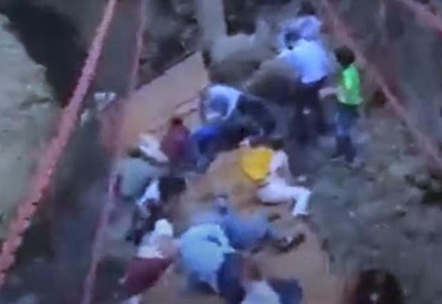 Ponte de madeira cai durante evento no México e deixa feridos
