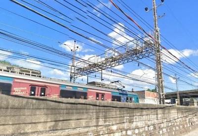 Homem morre eletrocutado entre estações de trem, no Rio