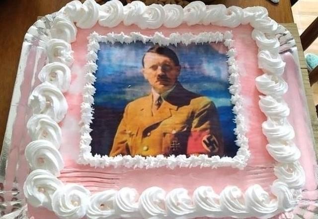 Jovem comemora aniversário com imagem de Hitler em bolo