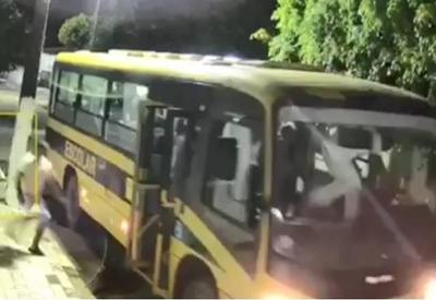 Vídeo: alunos se desesperam após ônibus escolar descer rua sem motorista