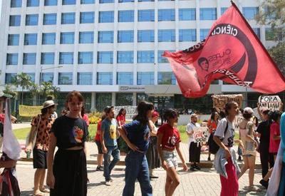 USP diz que vai considerar greve como 'falta' e pode reprovar alunos