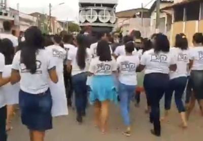 Vídeo que mostra estudantes em passeata contra o coronavírus viraliza