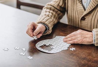 Jogos e quebra-cabeças podem diminuir risco de demência, diz estudo