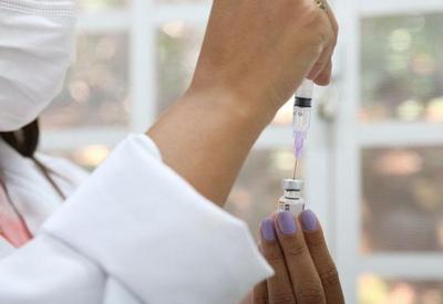 Vacinação mudou perfil de hospitalizações e óbitos pela covid, diz estudo