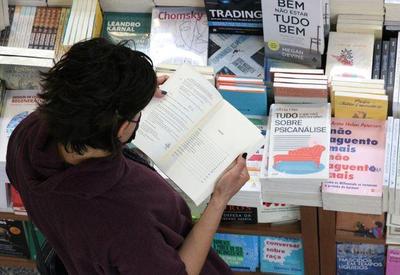 Comércio virtual de livros supera livrarias físicas pela primeira vez