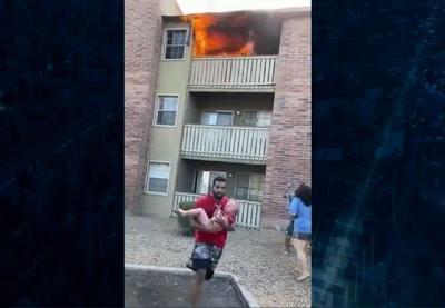 Ex-jogador de futebol americano salva criança arremessada de varanda durante incêndio