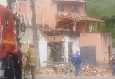 Vazamento de gás destrói casa, mata idosa e deixa dois feridos em Poços de Caldas (MG)
