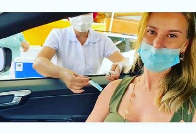 Mulher de Flávio Bolsonaro recebe primeira dose da vacina contra covid