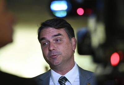 Flávio Bolsonaro diz ter sido sondado pelo pai para vaga no STF