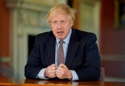 Boris Johnson pede desculpas por sofrimento durante pandemia de Covid-19