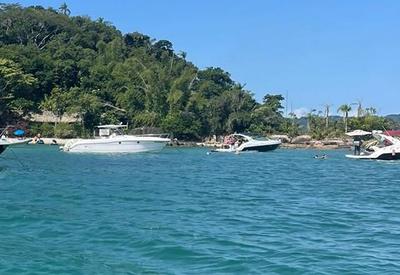 Passeio de barco revela os encantos do litoral de Florianópolis