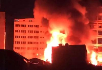 Incêndio em prédio na 25 de Março deixa dois bombeiros feridos