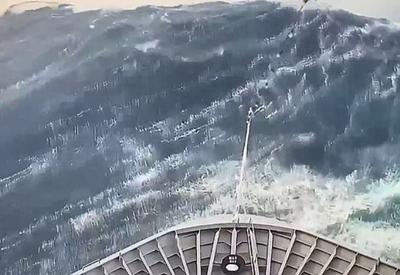 Cruzeiro com 400 pessoas a bordo é atingido por onda gigante e fica sem energia