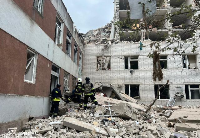 Ataque russo atinge prédio residencial e deixa 17 mortos na Ucrânia