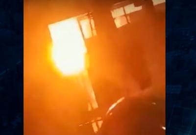 Video: homem surta e explode a própria casa com PMs dentro