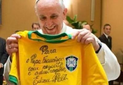 Papa Francisco diz estar "rezando pela saúde" de Pelé
