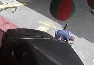 Vídeo: motorista não vê frentista agachado e passa por cima de rapaz