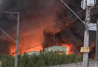 Incêndio de grandes proporções atinge galpão em Guarulhos (SP)