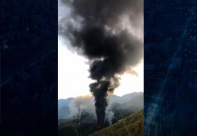 Caminhão-tanque tomba, explode e interdita subida da serra de Petrópolis